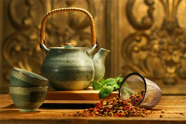 あなたの庭に潜む侵略的植物とは？庭師が知っておくべき誤解と対策